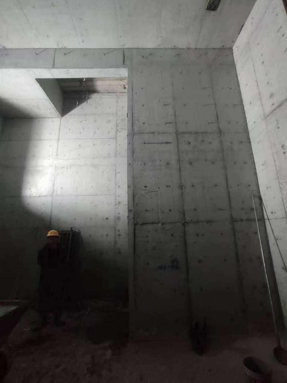 小板镇墙上开槽钢筋断了有影响吗